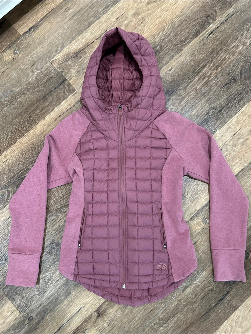 The North Face Womens Endeavor Thermoball Quilted Jacket in Plum | Size Small